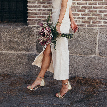 Bridalada look de boda vestido con abertura y zapatos dorados sandalia con plataforma tacón fino Just-ene