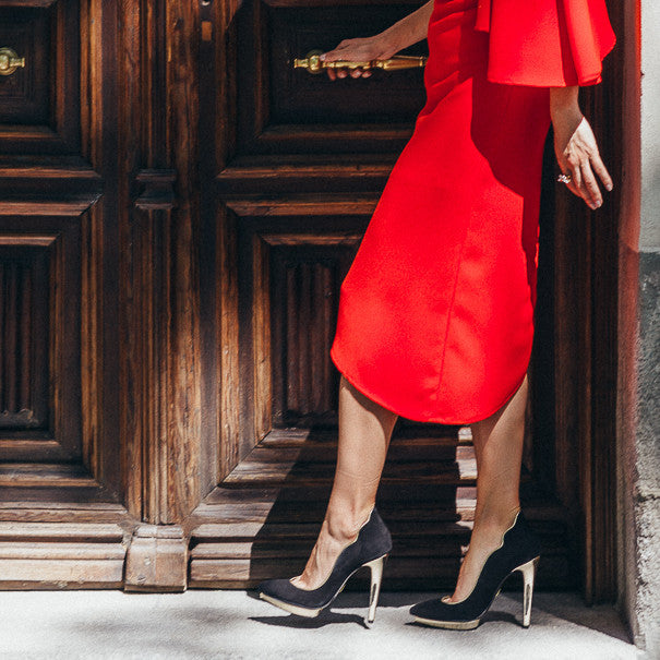 Bridalada look de invitada de boda rojo con zapatos salón tacón negro y dorado con plataforma invisible Just-ene