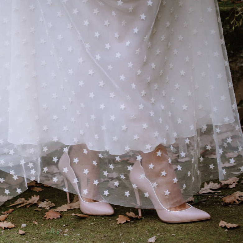 Miss Cavallier look de novia vestido con estrellas zapatos rosas tacón fino ondas rosa salón