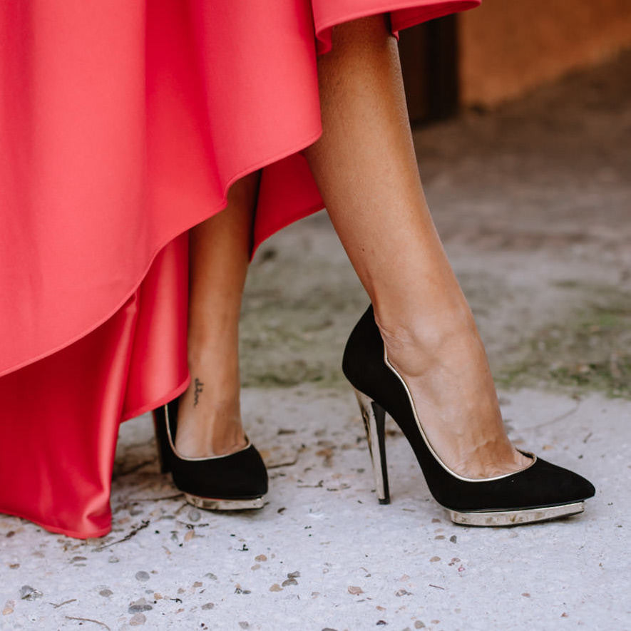 Miss Cavallier look de invitada de boda falda coral zapatos salón con plataforma negro y dorado Just-ene