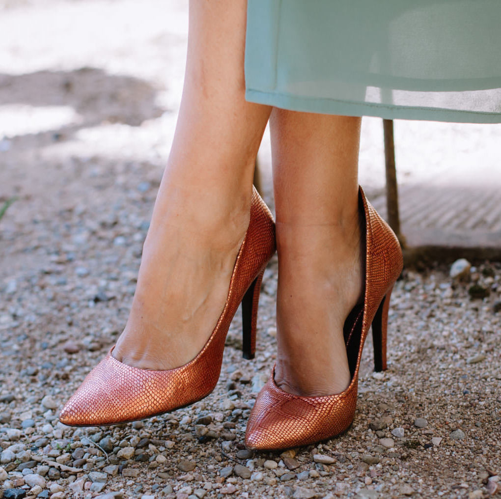 Miss Cavallier look de invitada de novia con vestido azul y zapatos tacón oro rosa salón Just-ene