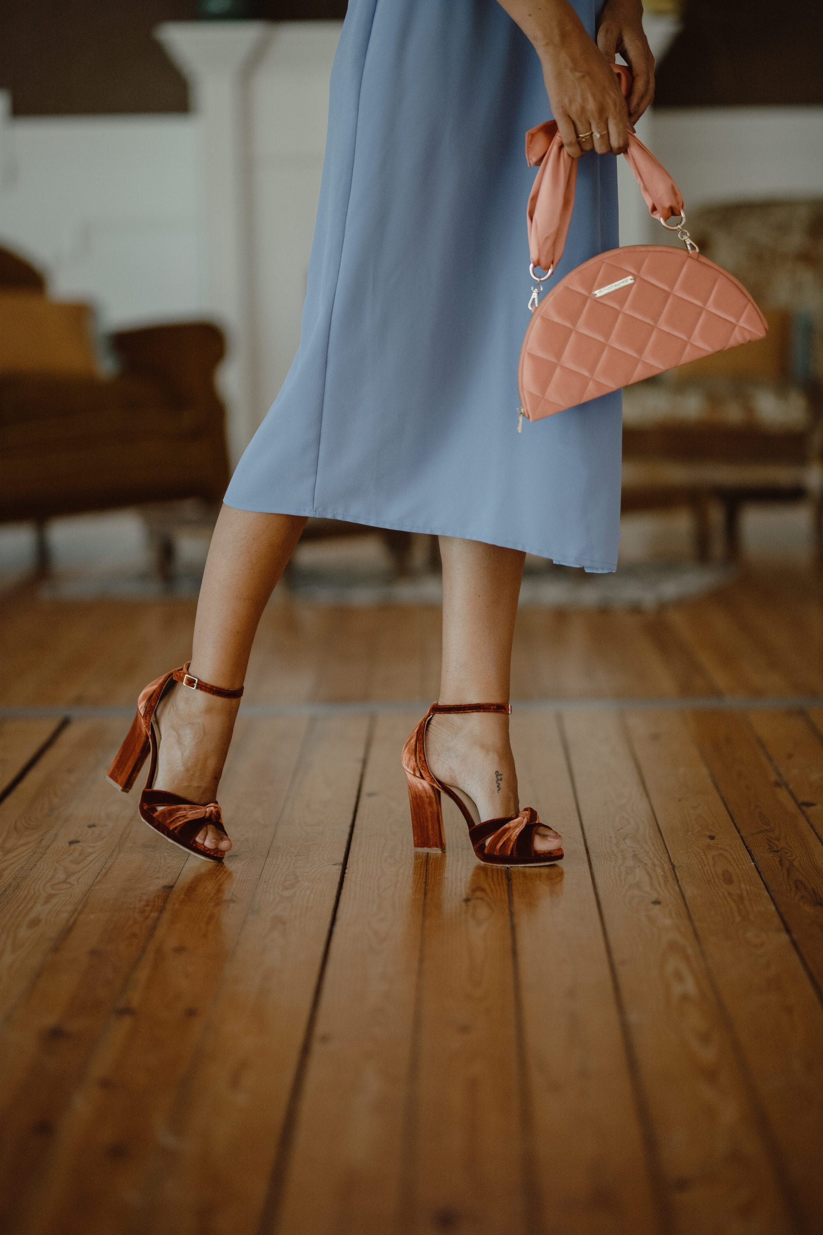 GUEST LOOK IN PASTEL BLUE AND CORAL SANDALS - MISS CAVALLIER - Just-ENE GUEST LOOK IN PASTEL BLUE AND CORAL SANDALS - MISS CAVALLIER - Just-ENE