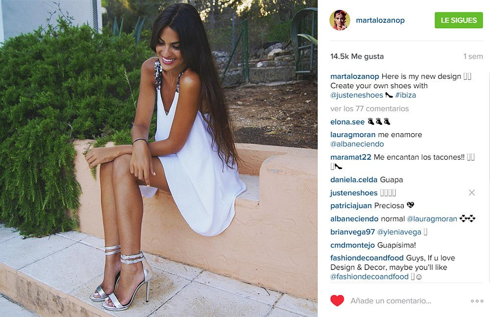 Marta Lozano con sandalias personalizadas plata de Just-ENE