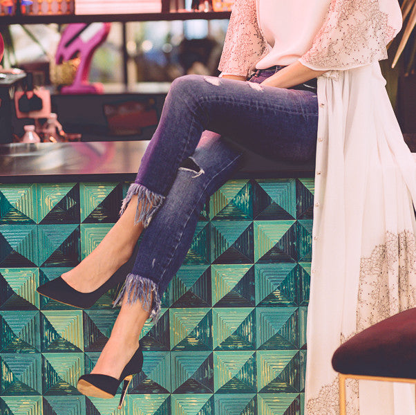 Bridalada look de novia civil vaqueros y blusa con zapatos salón negro stiletto tacón fino bañado en oro Just-ene