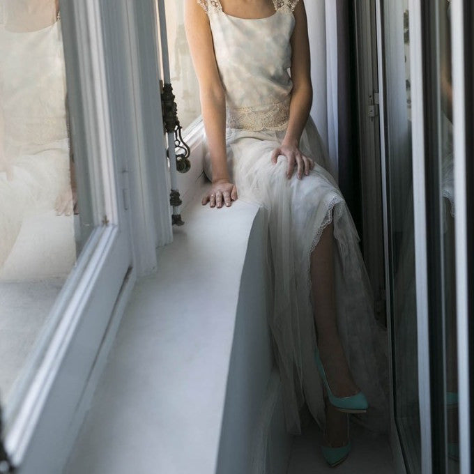 Invitada perfecta look de novia con vestido blanco largo y zapatos turquesa y dorado oro salón con plataforma invisibles ondas Just-ene