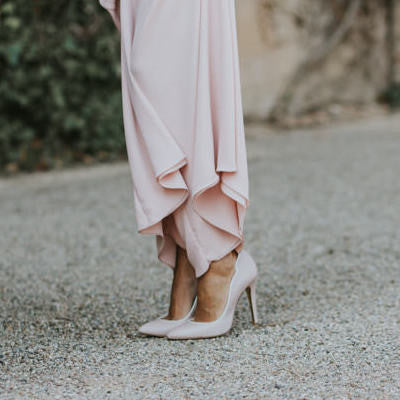 Miss Cavallier look de invitada de boda zapatos de tacón ondas rosa Just-ene