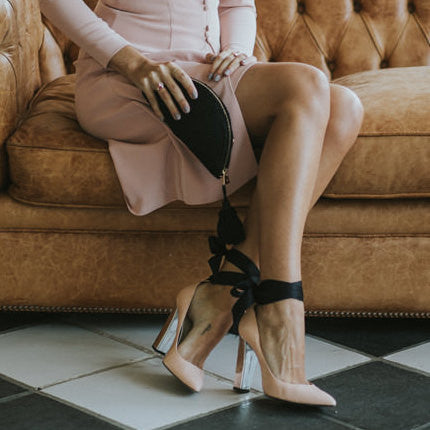 Miss Cavallier look de invitada de boda zapato taccón salón nude y negro tacón ancho