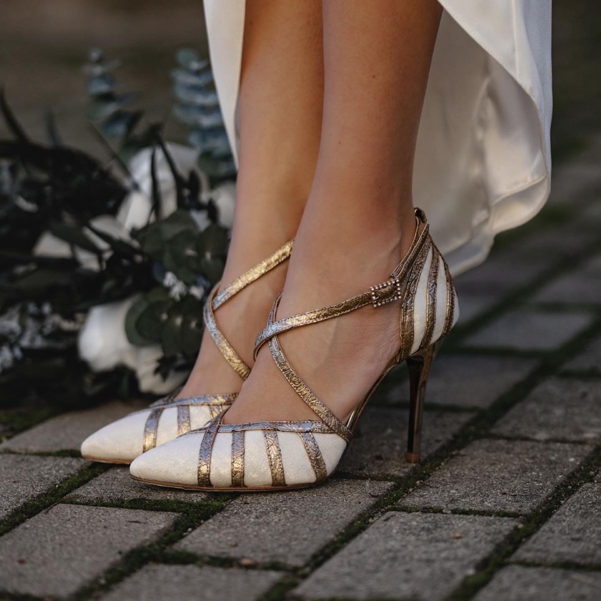 zapatos de mujer en raso metalizado blanco con ribetes platino y tacón fino oro