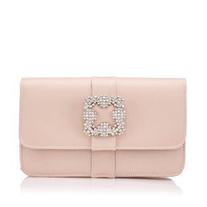 Bolso nude de raso con broche de Swarovski