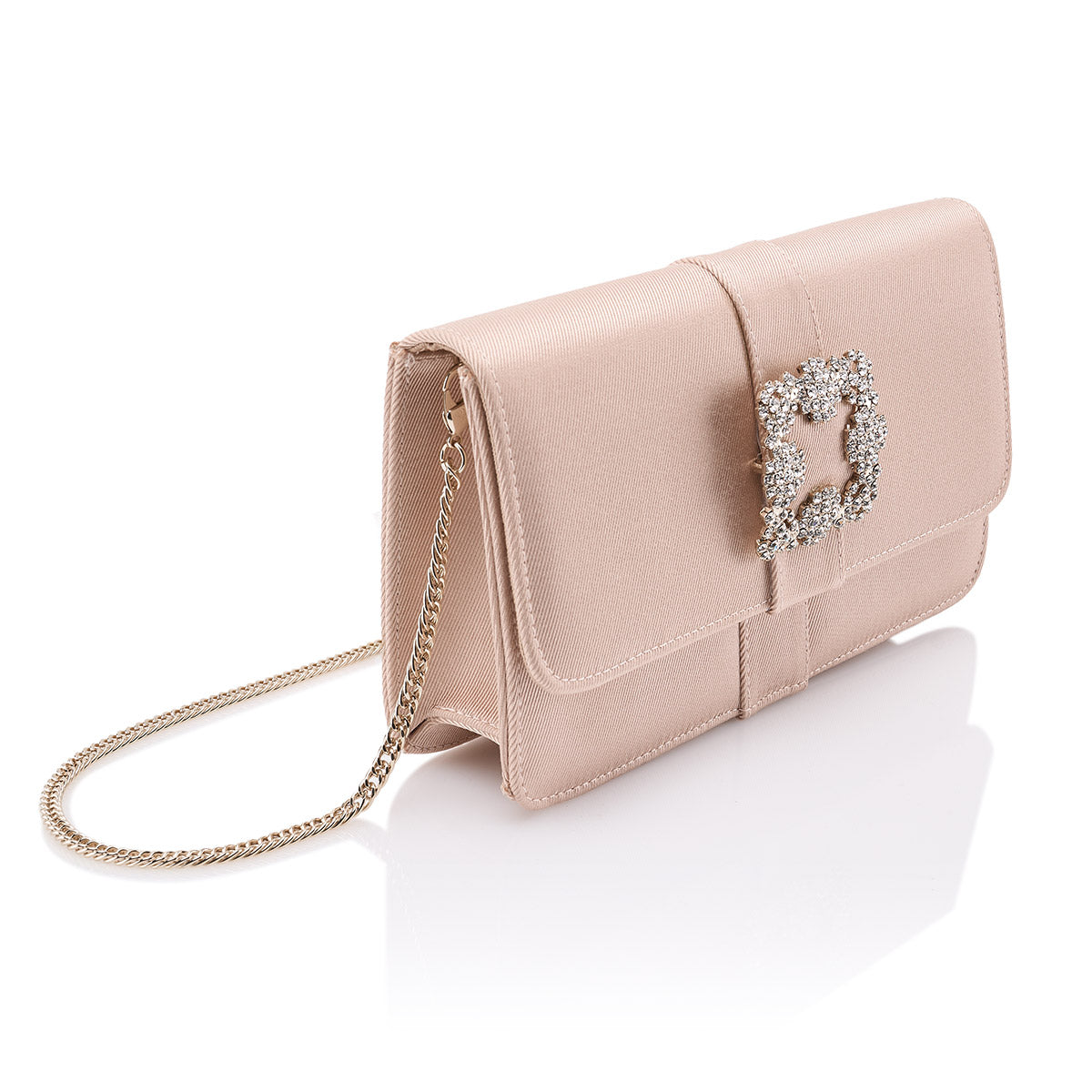 Bolso nude de raso con broche de Swarovski
