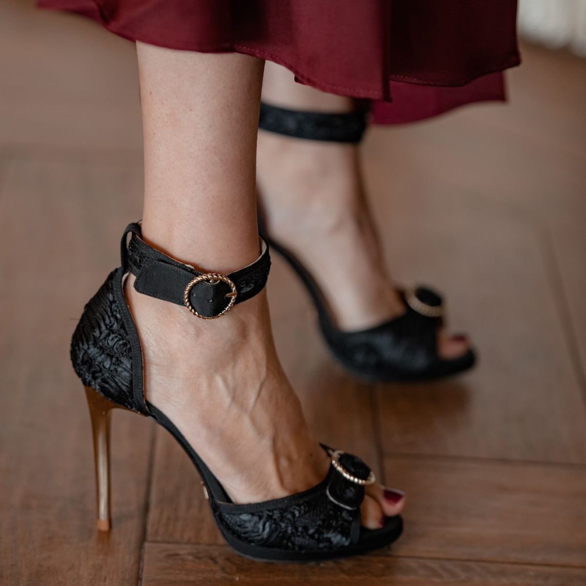 sandalias de mujer en raso negro texturizado con anillos y tacón fino dorado