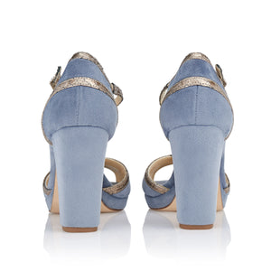 sandalias terciopelo azul claro con tiras de piel color plata