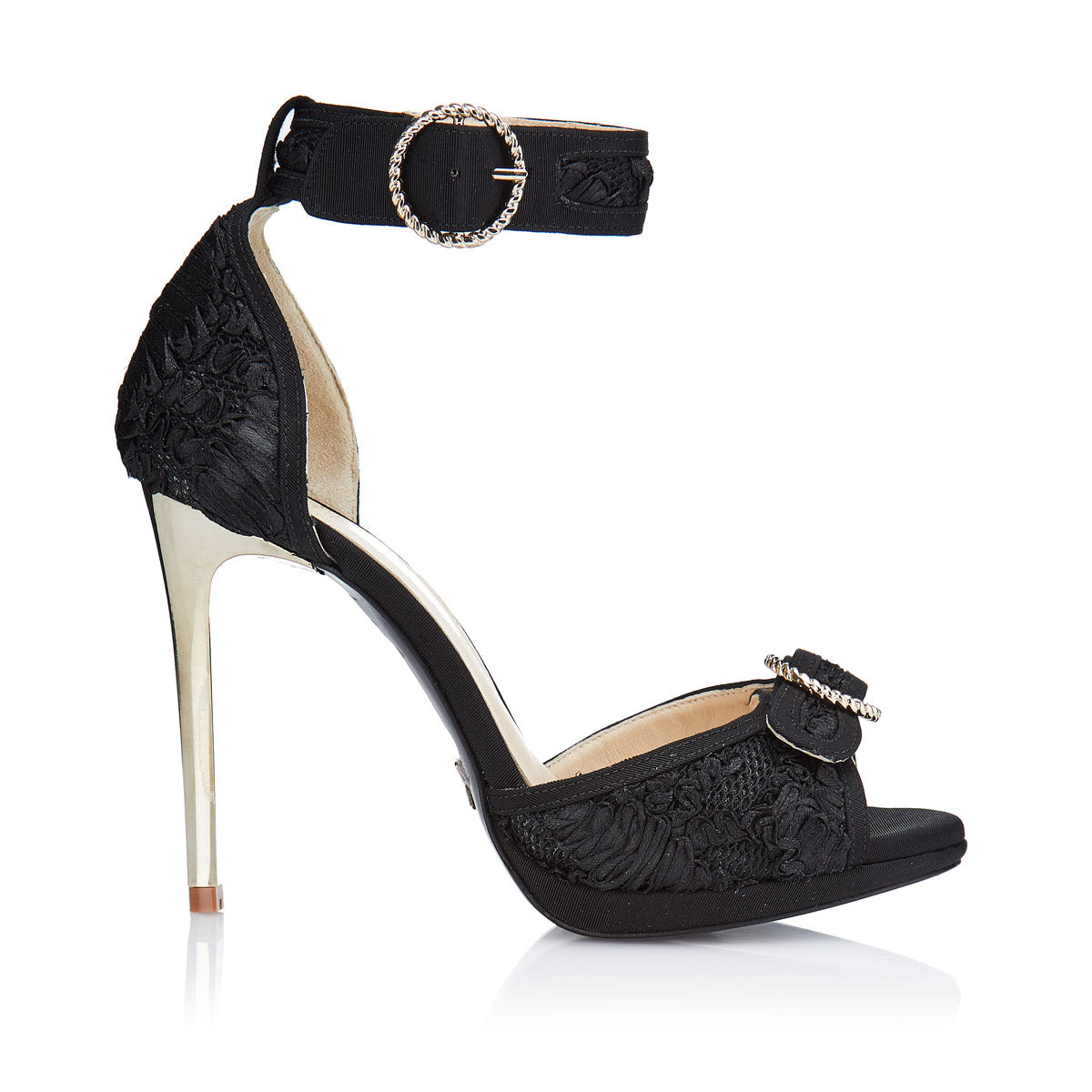 sandalias de mujer en raso negro texturizado con anillos y tacón fino dorado