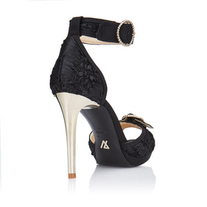 sandalias de mujer en raso negro texturizado con anillos y tacón fino dorado