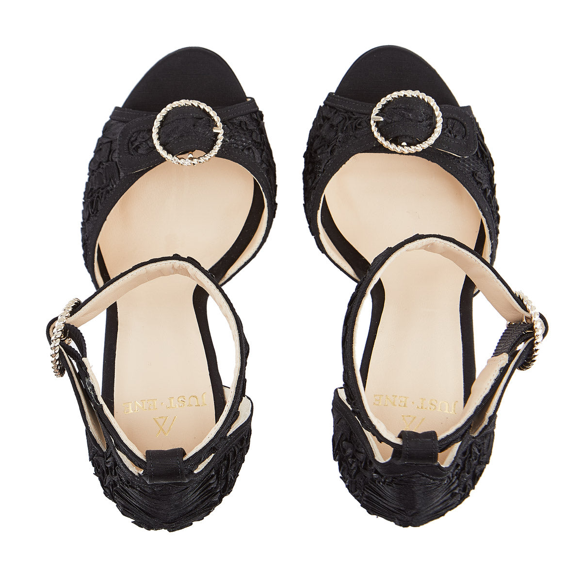 sandalias de mujer en raso negro texturizado con anillos y tacón fino dorado