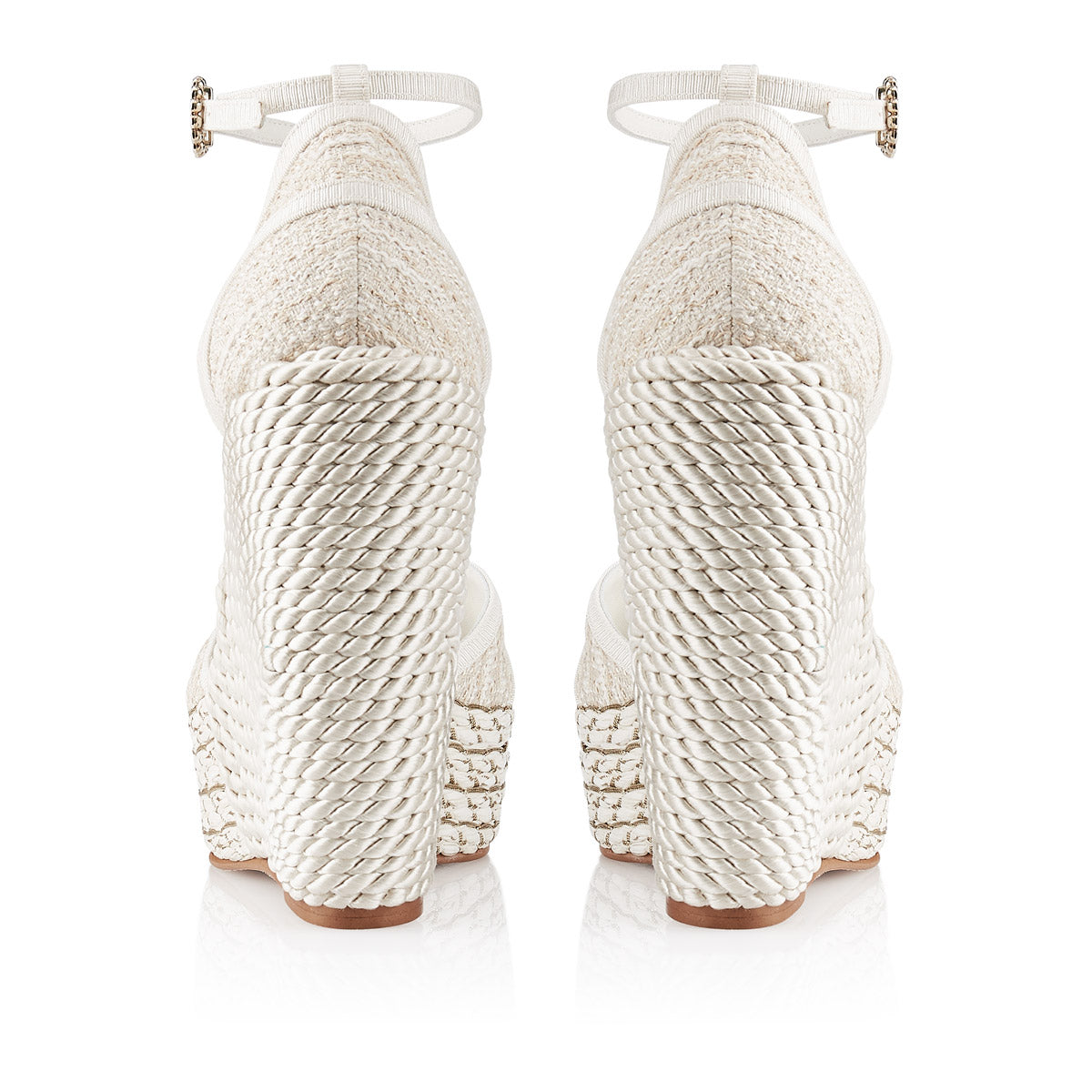 sandalias blancas con hilos dorados y tacón de cuña