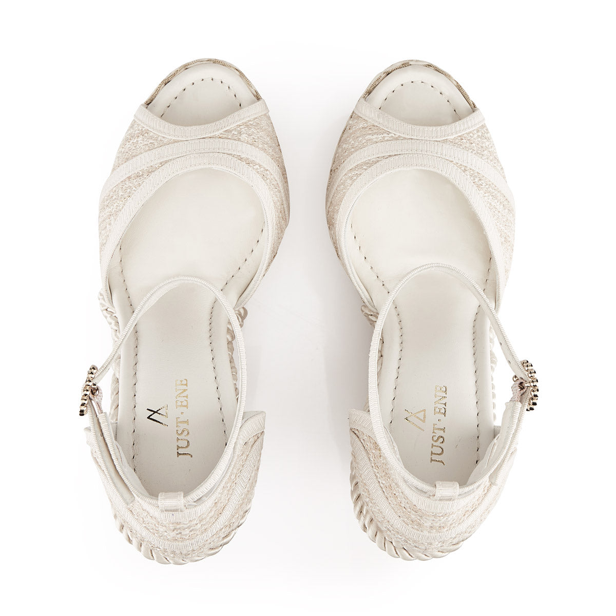 sandalias blancas con hilos dorados y tacón de cuña