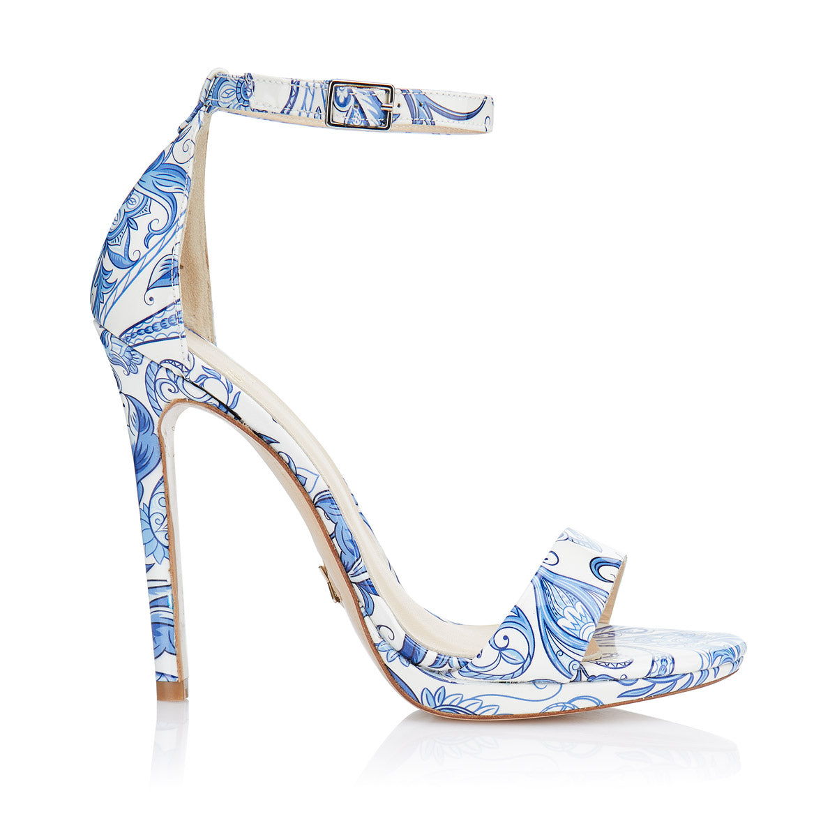 sandalias de mujer en charol blanco con estampado azul cobalto y tacón fino 