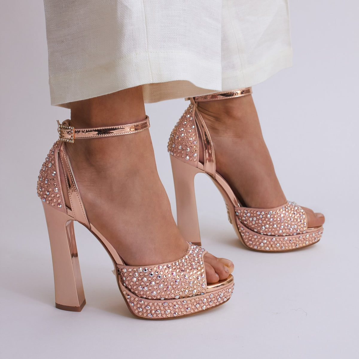 sandalias de mujer en ante metalizado rosa con cristales de Swarovski y tacón oro rosa