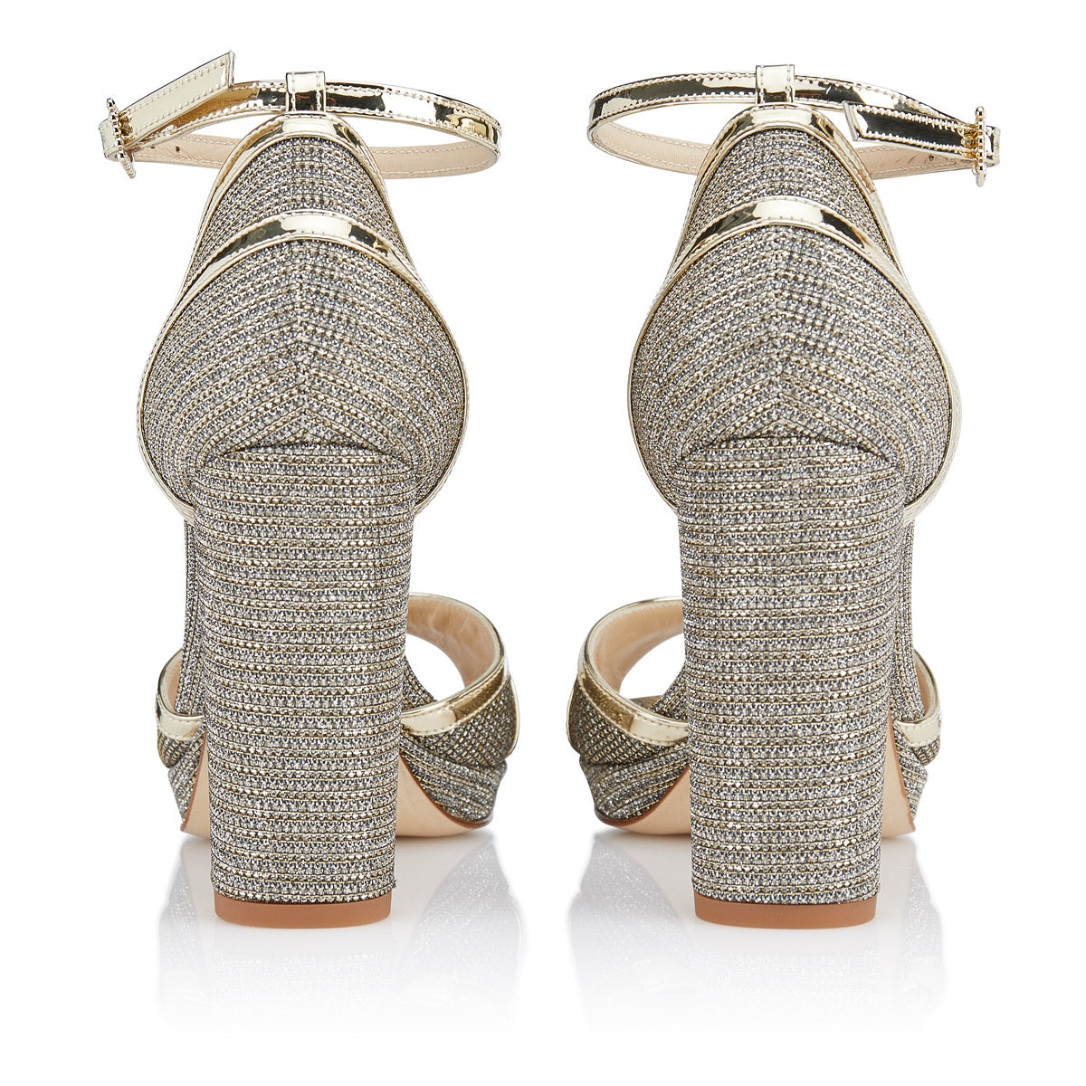 sandalias brillantes con tiras metalizadas