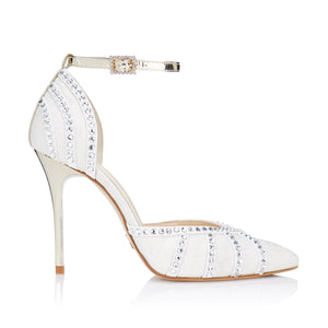 zapatos de mujer en raso champán con cristales sobre ribetes blancos y tacón fino  